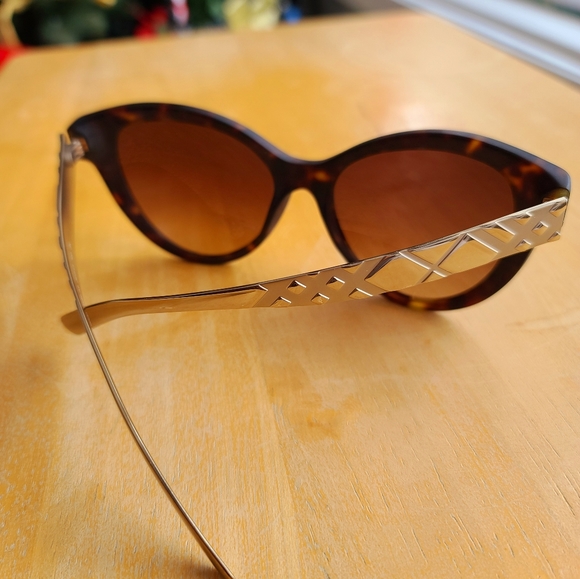 Burberry Sunglasses - Picture 5 of 10